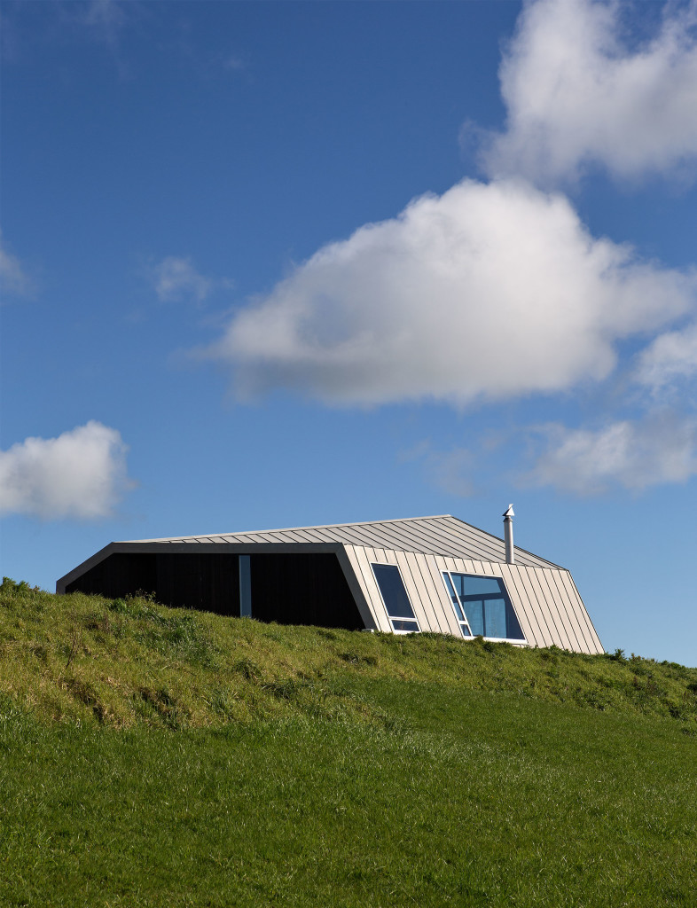 A spectacular home on the Pakiri coastline sculpted from steel HOME