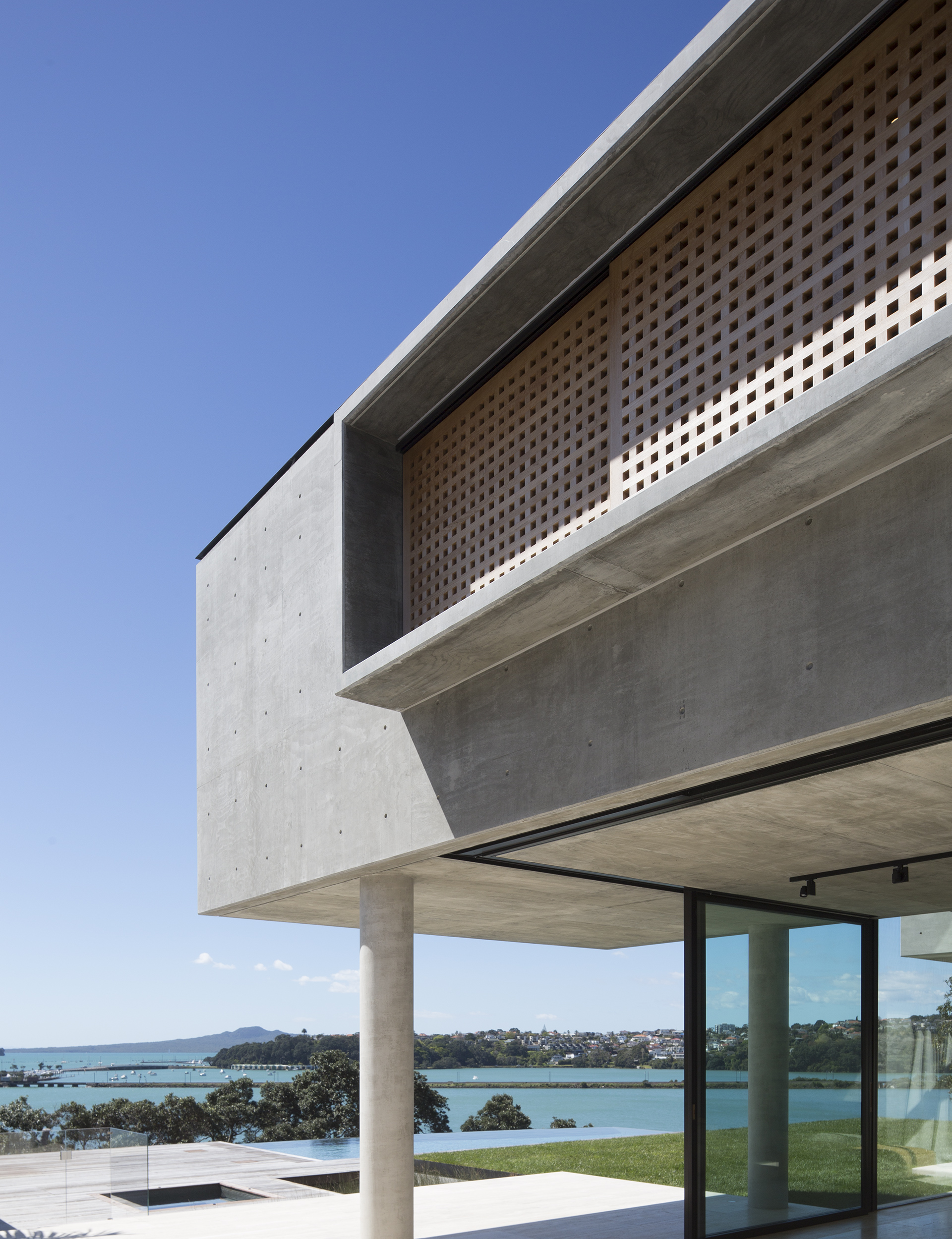 The flow of the living areas from indoors to outdoors is enhanced by glass sliders that maximise the views across Hobson Bay to Devonport, Rangitoto, and east to the Orakei boatsheds that line the water’s edge.