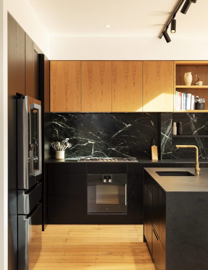 This kitchen's emerald green marble splashback adds a dramatic touch